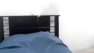 Очаровательная брюнетка Littlemelissa мастурбирует вибратором пизду