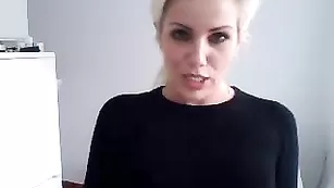 Светловолосая прелесть Annpearl кушает перед камерой