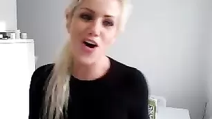 Светловолосая прелесть Annpearl кушает перед камерой