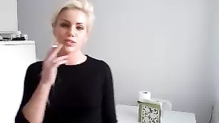 Светловолосая прелесть Annpearl кушает перед камерой