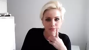 Светловолосая прелесть Annpearl кушает перед камерой