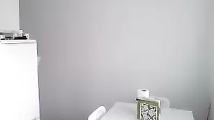 Светловолосая прелесть Annpearl кушает перед камерой