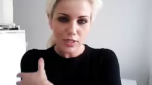 Светловолосая прелесть Annpearl кушает перед камерой