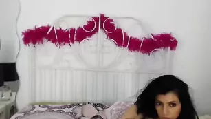 Обворожительная брюнетка Burning_girl мастурбирует вагину