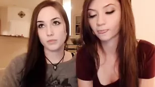 Аппетитные подружки Birdylovesit шалят во фри чате