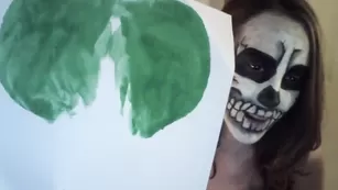 Маскированная пассия Amber_fun показывает сиськи