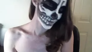 Маскированная пассия Amber_fun показывает сиськи