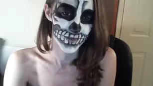 Маскированная пассия Amber_fun показывает сиськи