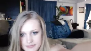 Элитная шлюшка Naughtyalicex нежно трахает пизду