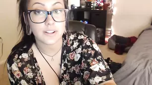Пикантная телочка Hellcat демонстрирует татуированное тело