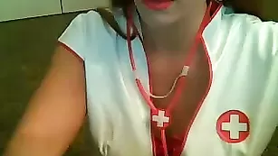 Сексуальная медсестра Hot_milfy_mom позирует в униформе