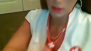 Сексуальная медсестра Hot_milfy_mom позирует в униформе