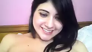 Озорная брюнетка Sweetrachel20 показывает прелести