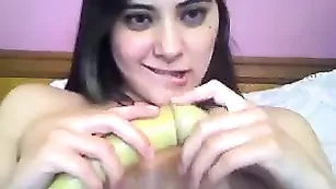 Озорная брюнетка Sweetrachel20 показывает прелести