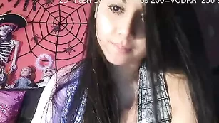 Замечательная девушка Dayaanna показывает сочную попу