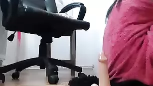 Строптивая кобыла Tessnaughty скачет на страпоне