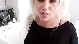 Импозантная сучка Annpear дразнит крупными сиськами