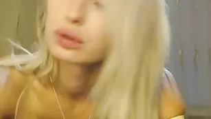 Светловолосая цыпочка Sandrasecret раздевается до нижнего белья