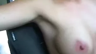 Строптивая бабенка Kinky_loveer трахает вагину пальчиками