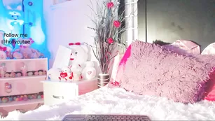 Восхитительная брюнетка Hollycute возбуждает татуированными ножками
