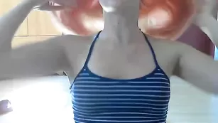 Привлекательная куколка Cuteymya показывает сисечки