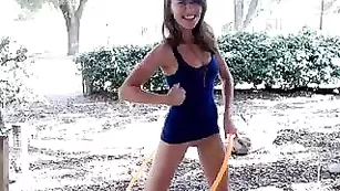 Изящная чертовка SweetDee ласкает обе дырочки