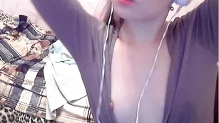 Очаровательная проказница mellllany мнет красивые сиси