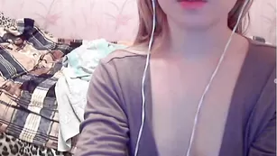 Очаровательная проказница mellllany мнет красивые сиси