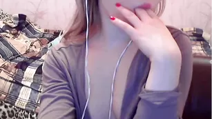 Очаровательная проказница mellllany мнет красивые сиси