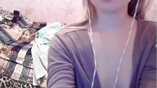 Очаровательная проказница mellllany мнет красивые сиси