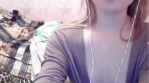 Очаровательная проказница mellllany мнет красивые сиси