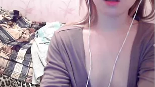 Очаровательная проказница mellllany мнет красивые сиси