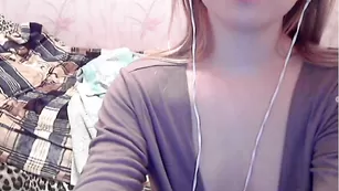 Очаровательная проказница mellllany мнет красивые сиси