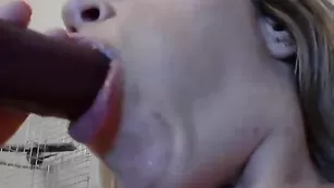 Пылкая курва Averyblonde глотает дилдо