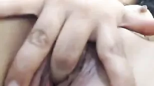 Знойная куколка Apirka трахает очко секс игрушкой