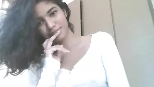 Красивая шлендра Mariexo эротично раздевается