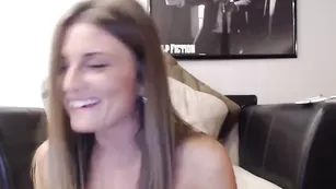 Пылкая шатенка Ryliibelle показывает большие сиськи