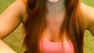 Рыженькая курва Hot_milfy_mom облизывает фаллос