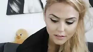 Сексуальная чикса Sensualbarbies мастурбирует пизду