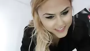 Сексуальная чикса Sensualbarbies мастурбирует пизду