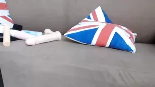 Симпатичная куколка 8cherry8girl8 ласкает бритые отверстия