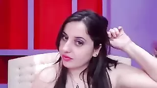 Потаскушка в чулках Xsallomex мастурбирует бритую киску