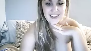 Порочная толстуха St0lenl0ve смачно дрочит вагину