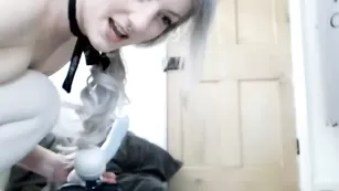 Шальная курва Ashleyvex жестко дрочит оба отверстия