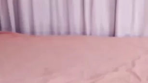 Смазливая бабенка Psychocandy позирует в чулочках