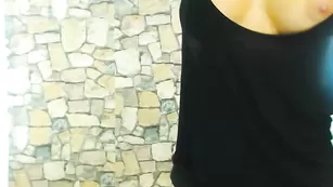 Смазливая барышня Denizze1 демонстрирует красивые сиськи