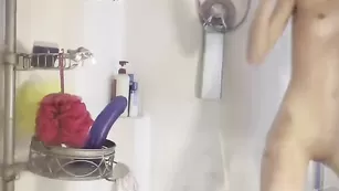 Худая крошка Aubrilee дрочит бритую пизду