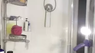 Худая крошка Aubrilee дрочит бритую пизду