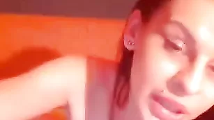 Изящная телочка Missbriana позирует в чулочках