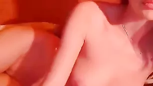 Изящная телочка Missbriana позирует в чулочках